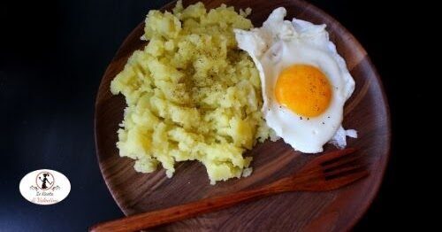 La mia ricetta di conforto: uovo all'occhio di bue con patate lesse schiacciate con olio, sale e pepe