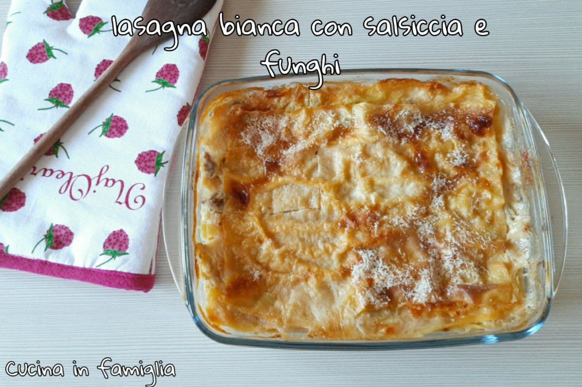 Lasagna bianca con salsiccia e funghi