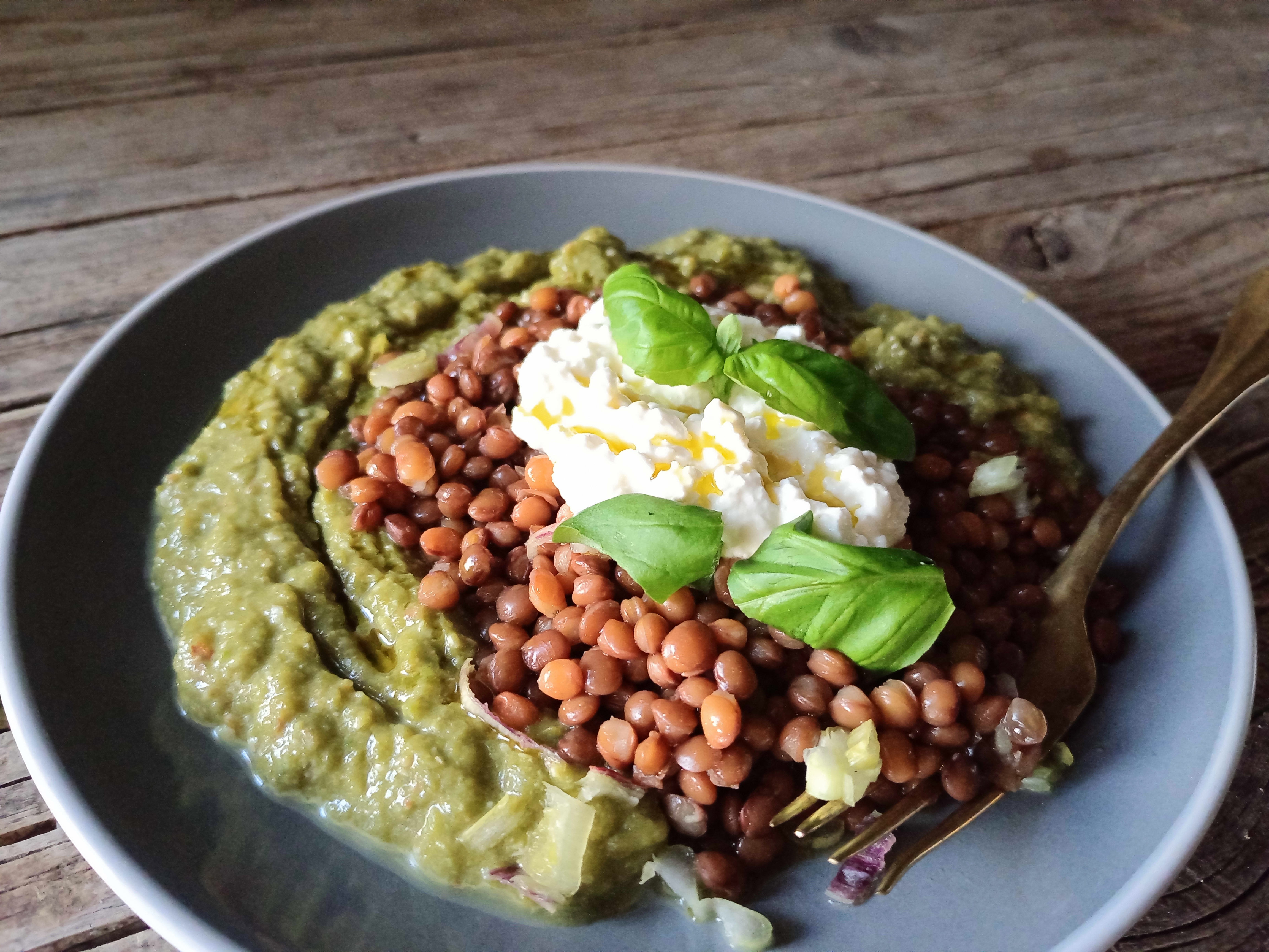 Lenticchie con passato di taccole e fiocchi di latte
