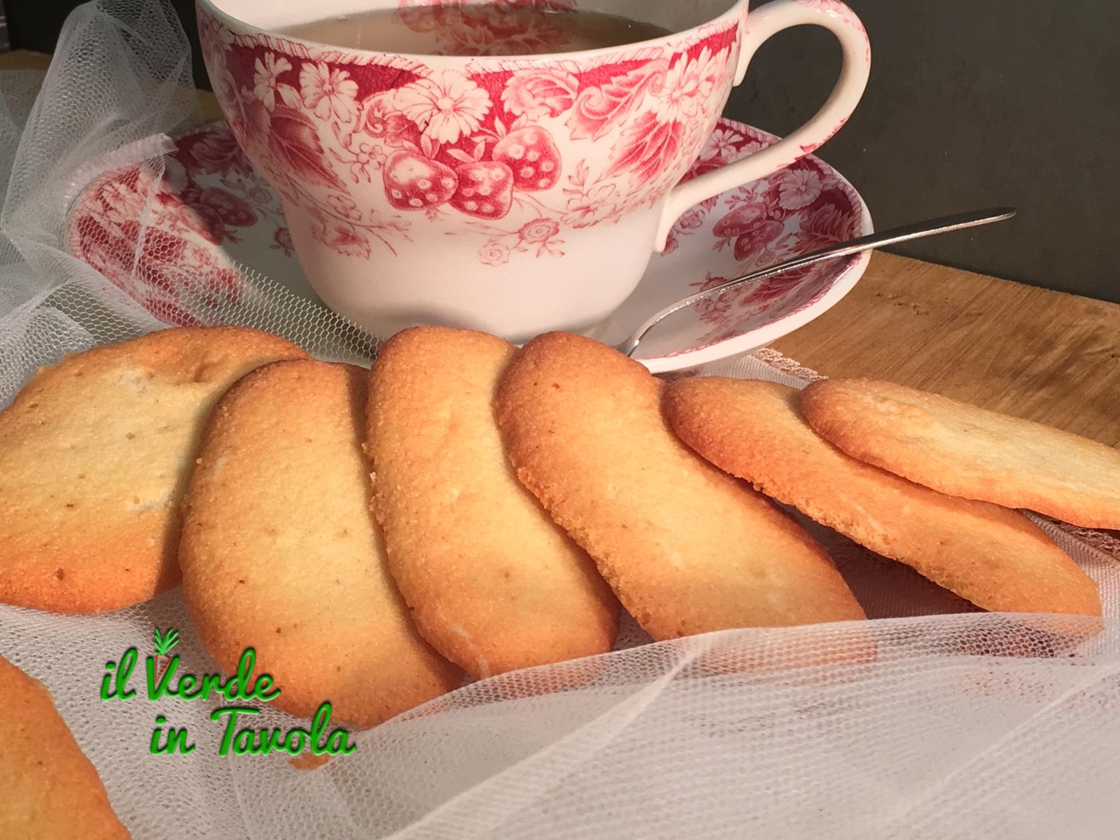 Lingue di gatto, biscottini friabili da tè