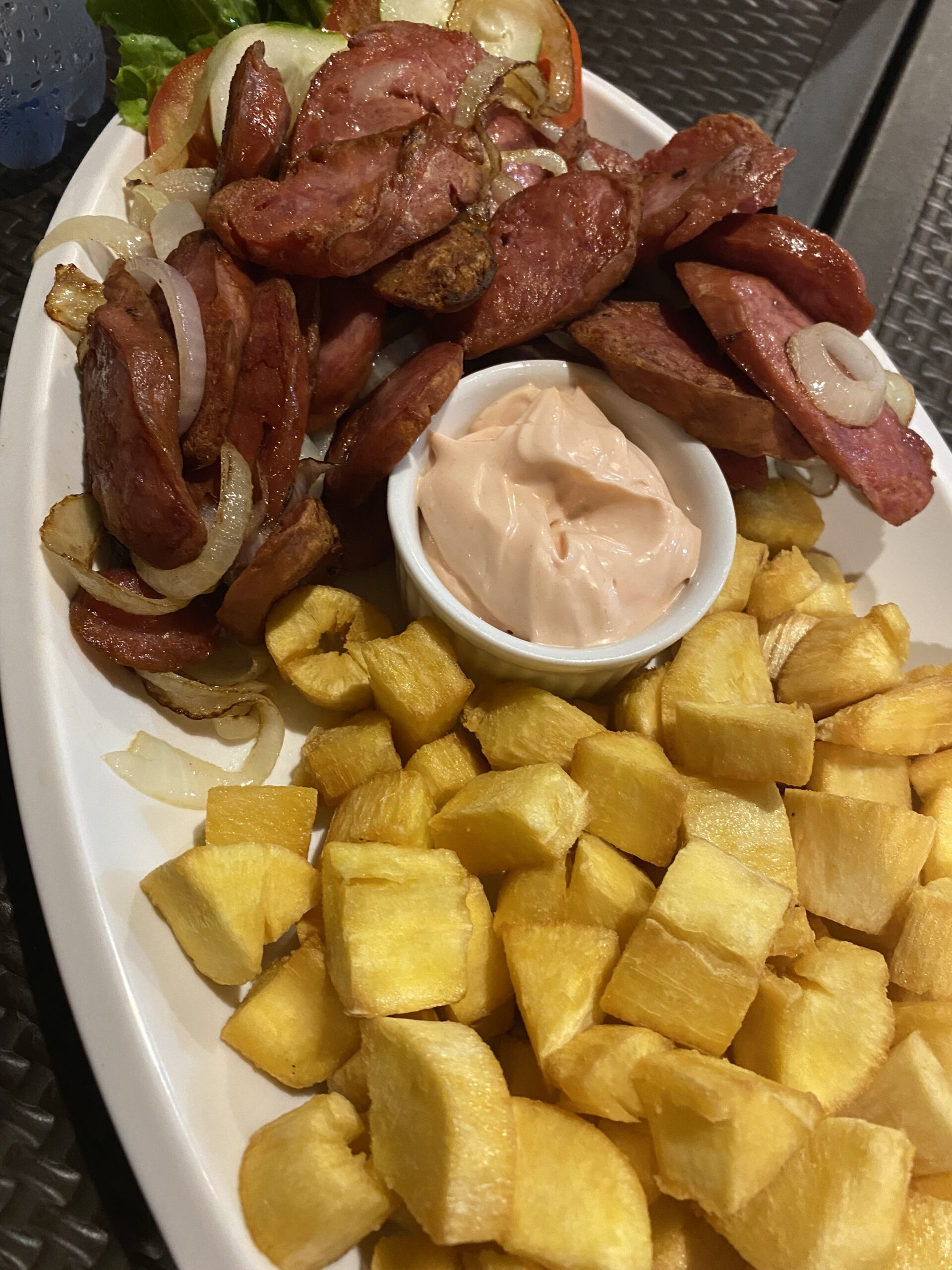 Linguia calabresa acebolada con aipim fritto