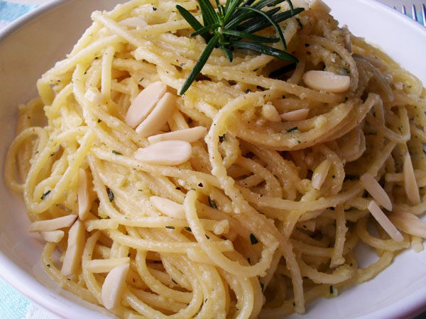 Linguine al pesto di mandorle