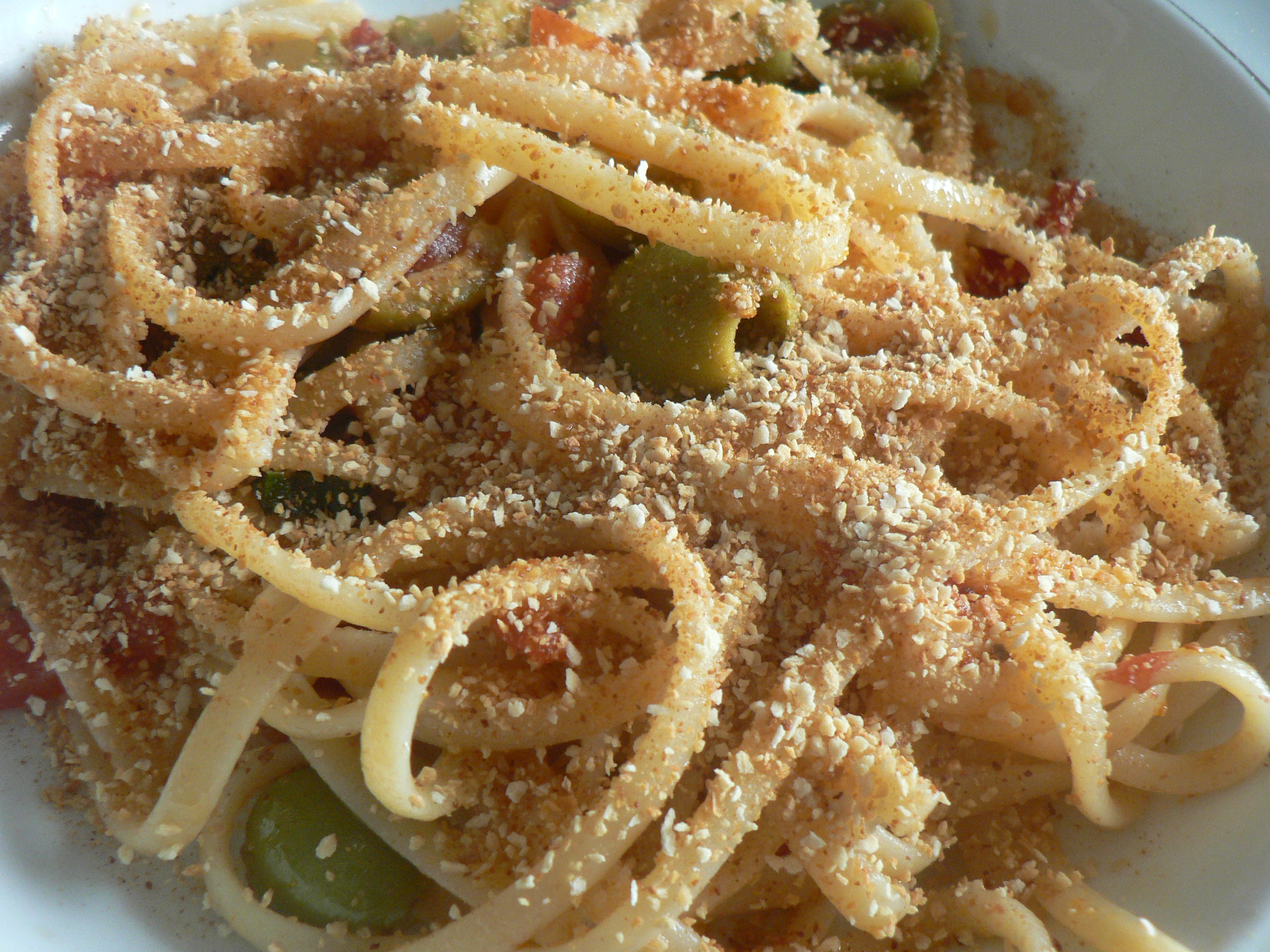Linguine con acciughe e mollica. | noi due in cucina