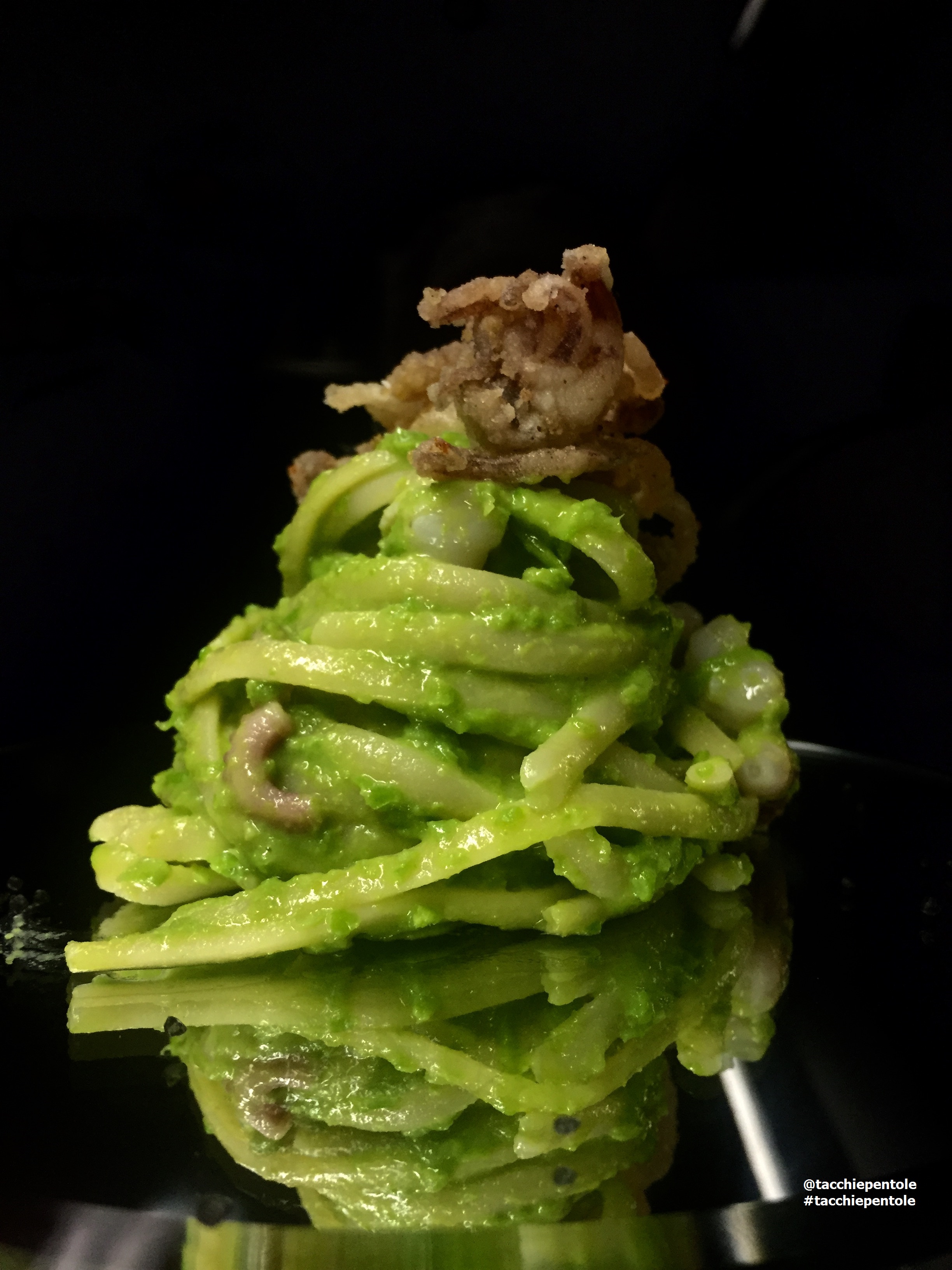 Linguine con crema di piselli, colatura di alici e ciuffi di calamaro croccante