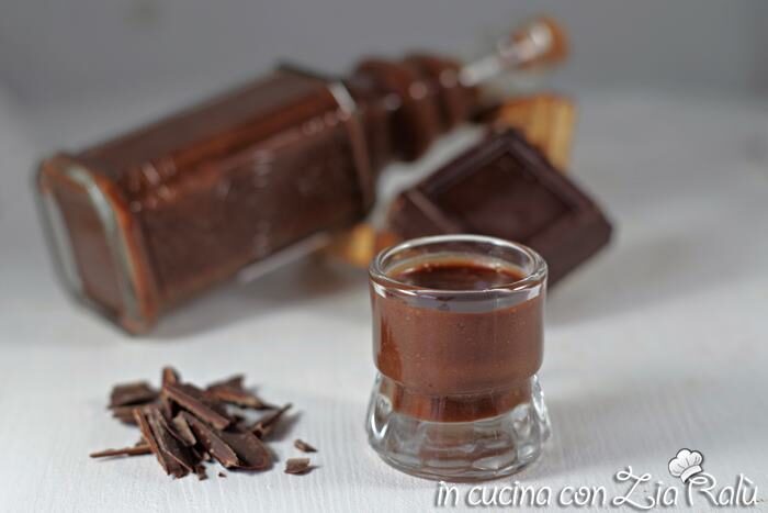 Liquore al cioccolato fondente