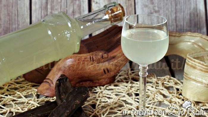 Liquore alle carrube digestivo