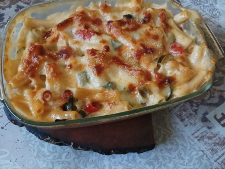 Maccheroni gratinati in bianco con verdure.