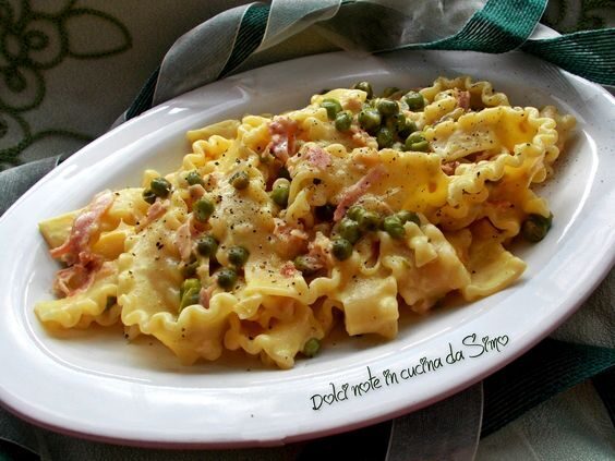 Mafaldine allo zafferano con prosciutto e piselli