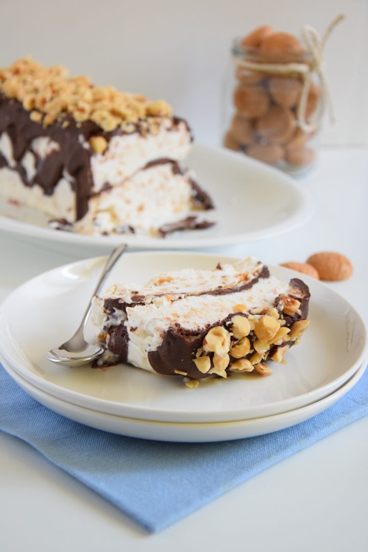 Mattonella allo yogurt nocciole e amaretti