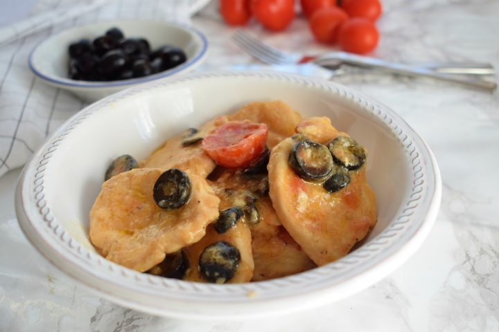 Medaglioni di pollo alla paprika e olive nere