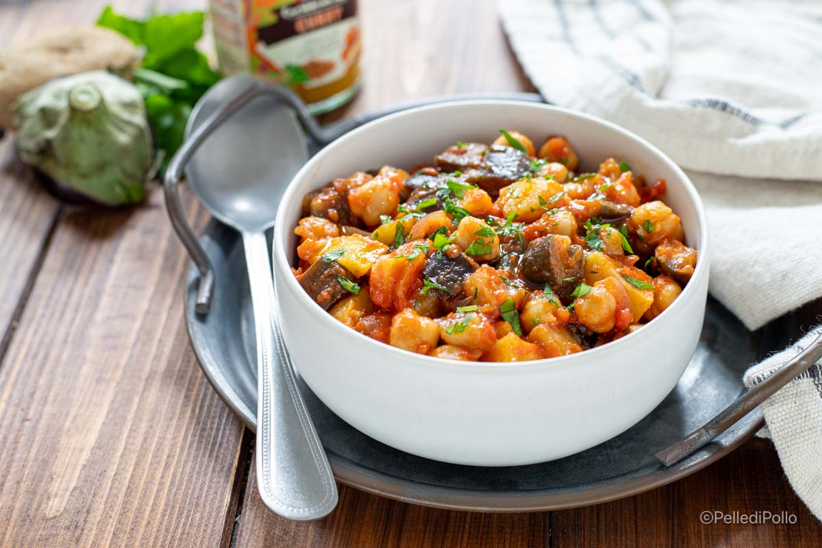 Melanzane, patate e ceci al pomodoro e spezie