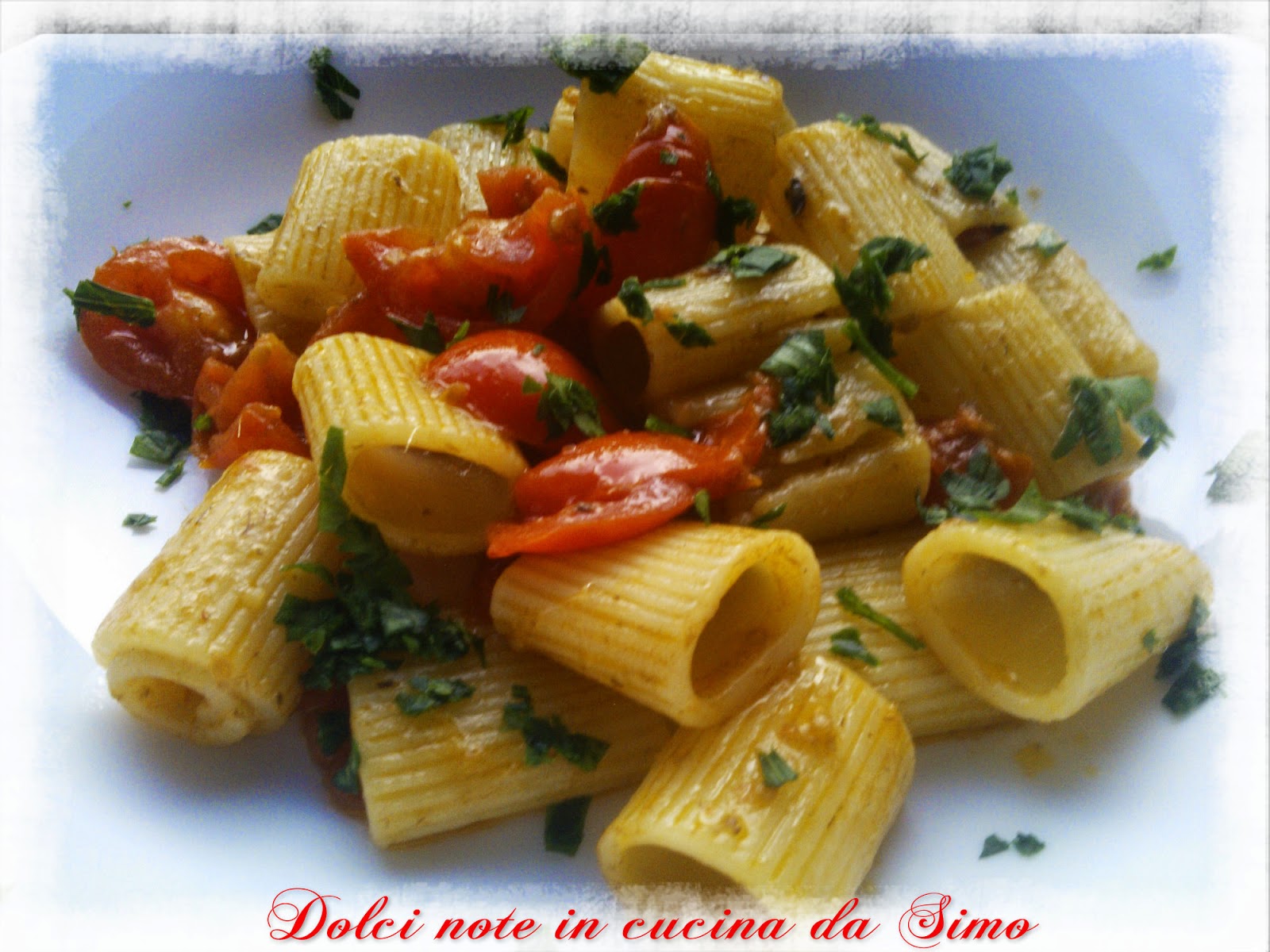 Mezze maniche con acciughe e pomodorini