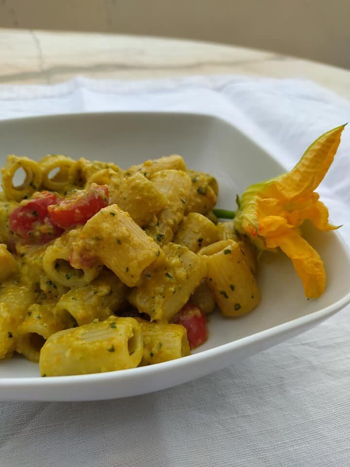 Mezze maniche con pesto di fiori di zucca
