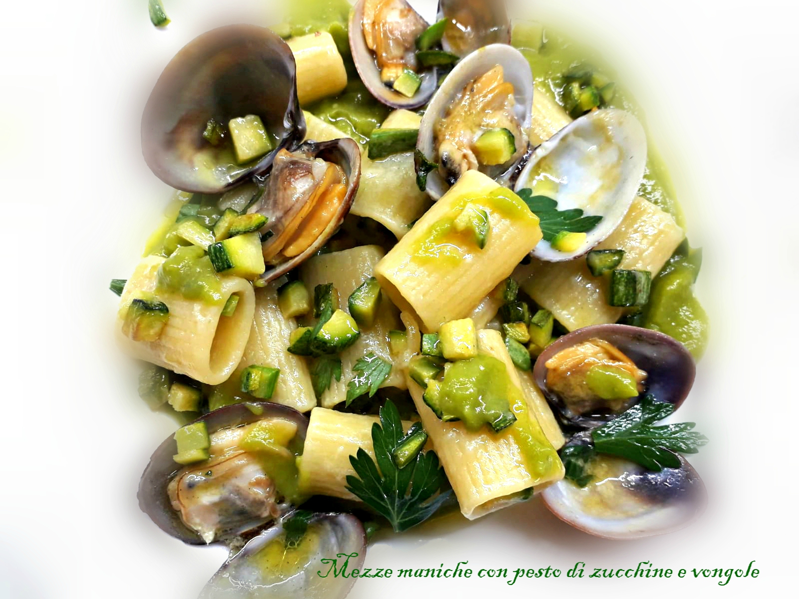 Mezze maniche con pesto di zucchine e vongole