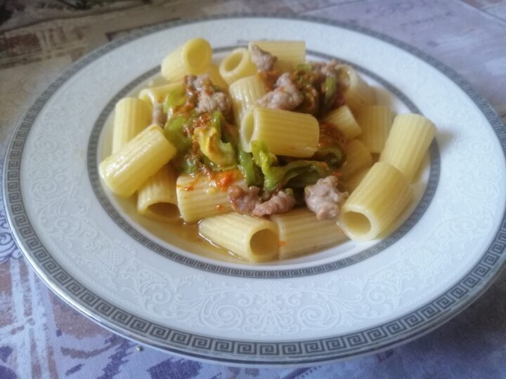 Mezze maniche con salsiccia e fiori di zucca