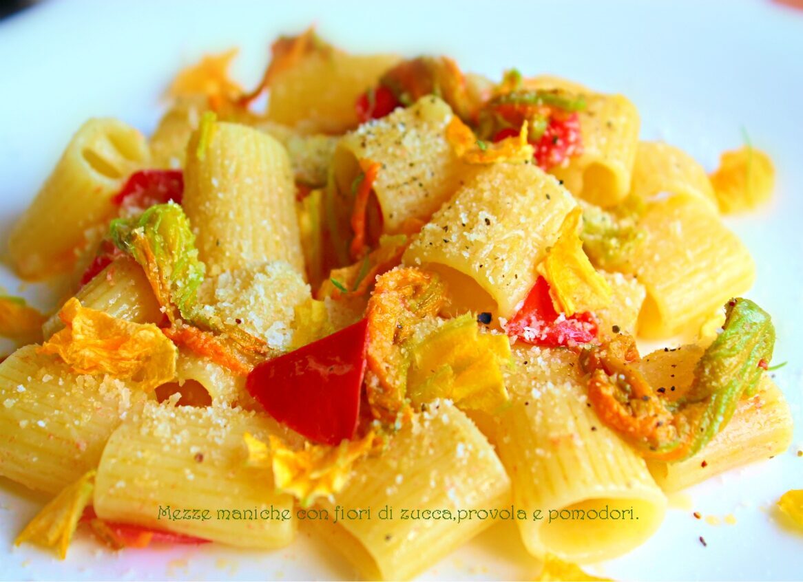 Mezze maniche fiori di zucca,provola e pomodori.