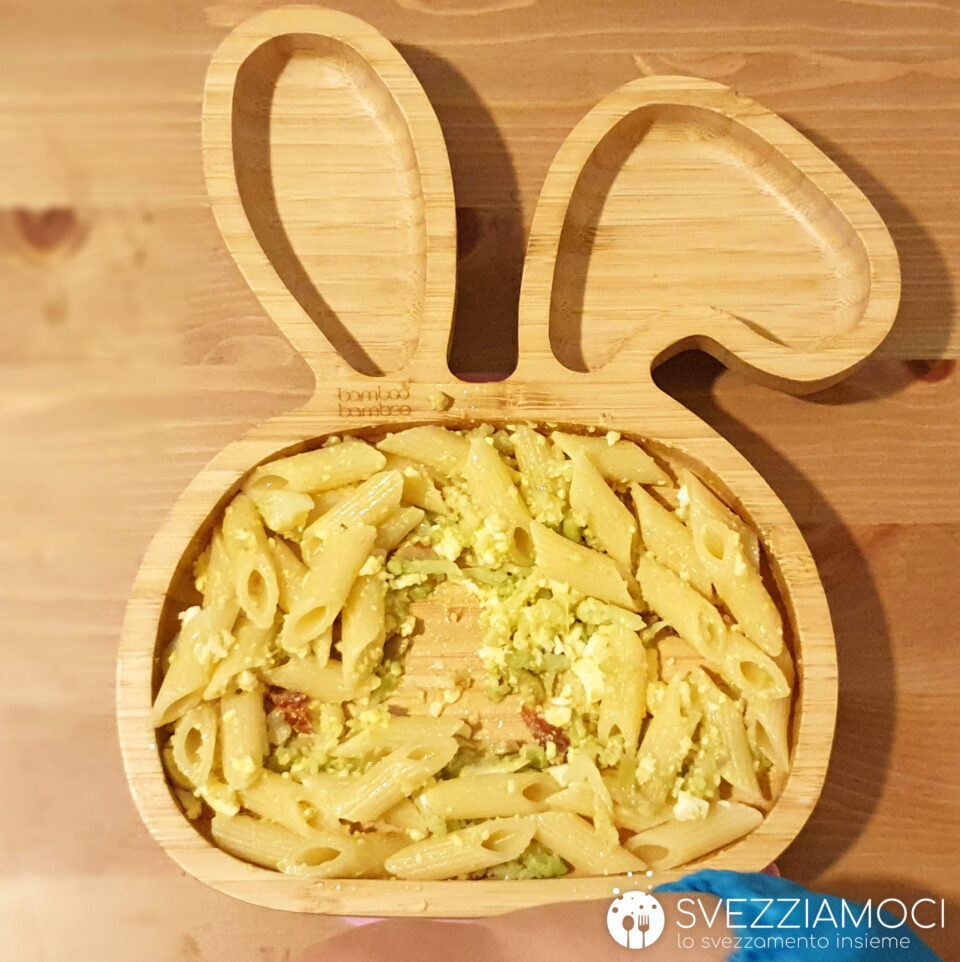 Mezze penne con broccolo romanesco e uova