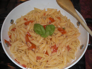 Mezze penne con pomodoro e basilico