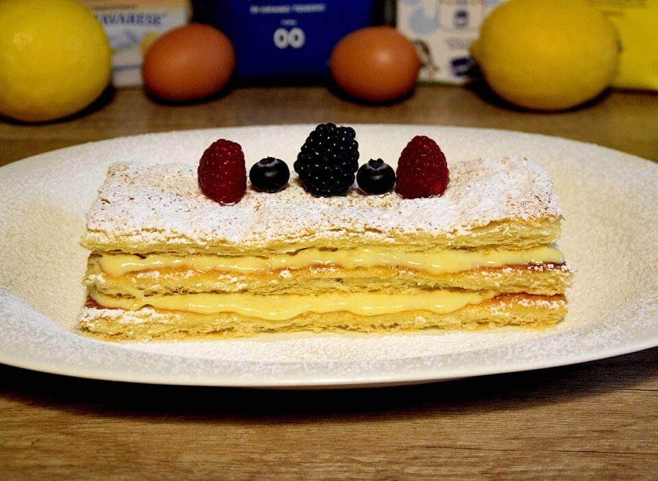 Mille feuille ricetta con pasta sfoglia fatta in casa: croccante, cremosa e raffinata