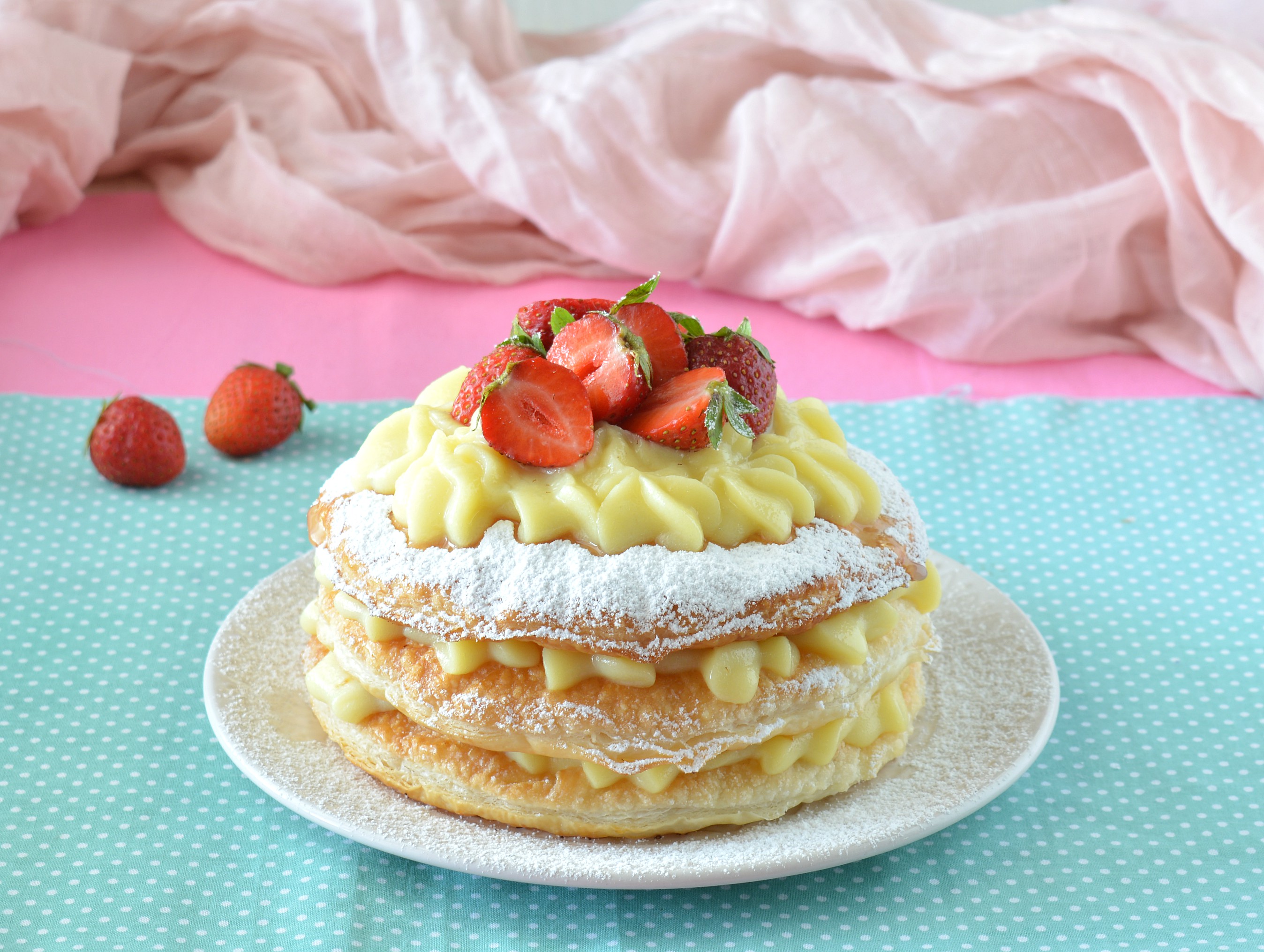 Millefoglie con crema pasticcera e fragole