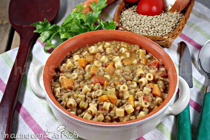 Minestra di lenticchie con la pasta