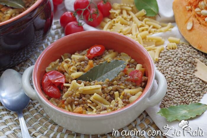 Minestra di lenticchie e zucca con la pasta