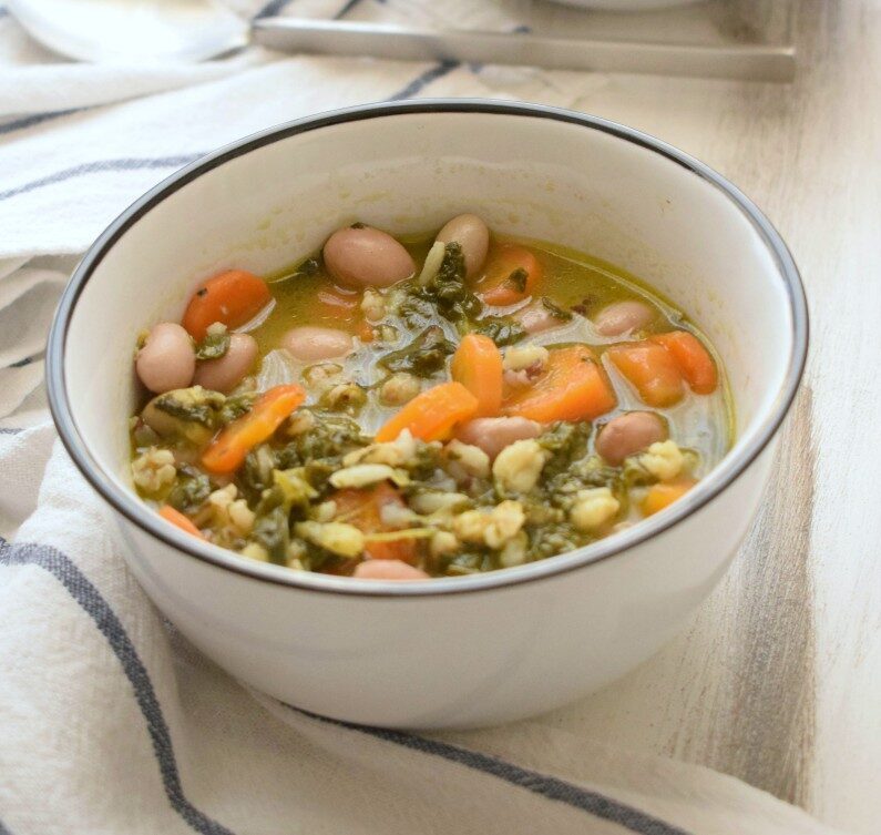 Minestra di spinaci carote fagioli e cereali