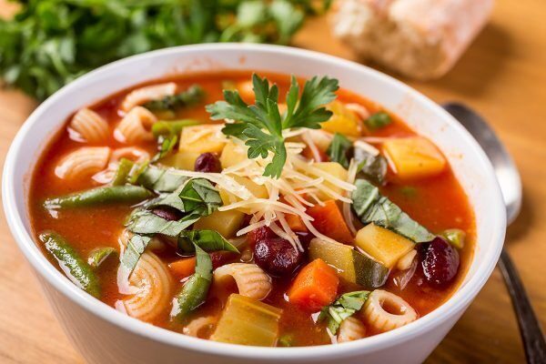 Minestrone di verdure e zuppa di verdura invernale