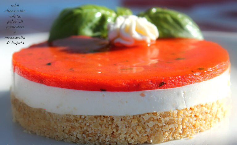 Mini cheseecake salata di gelee’ di pomodori e mozzarella di bufala