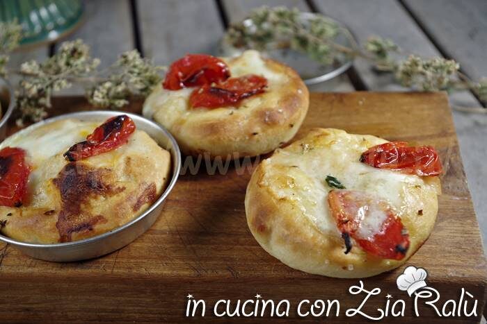Mini focaccine pomodoro e mozzarella