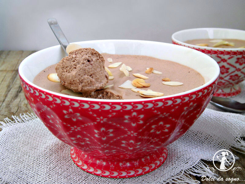 Mousse al cioccolato con mandorle tostate