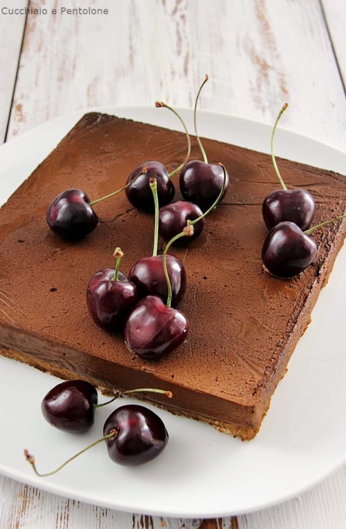Mousse al cioccolato su dacquoise alle mandorle e ciliegie