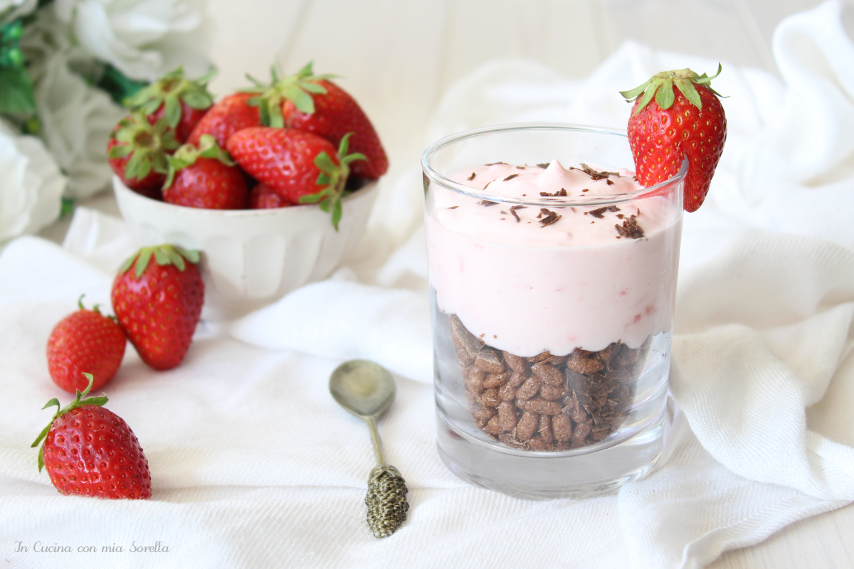 Mousse alle fragole con riso soffiato