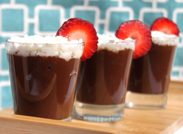 Mousse light al cioccolato con avocado e cocco