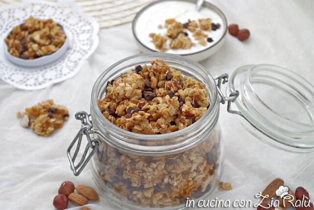 Muesli fatto in casa (granola) al cioccolato