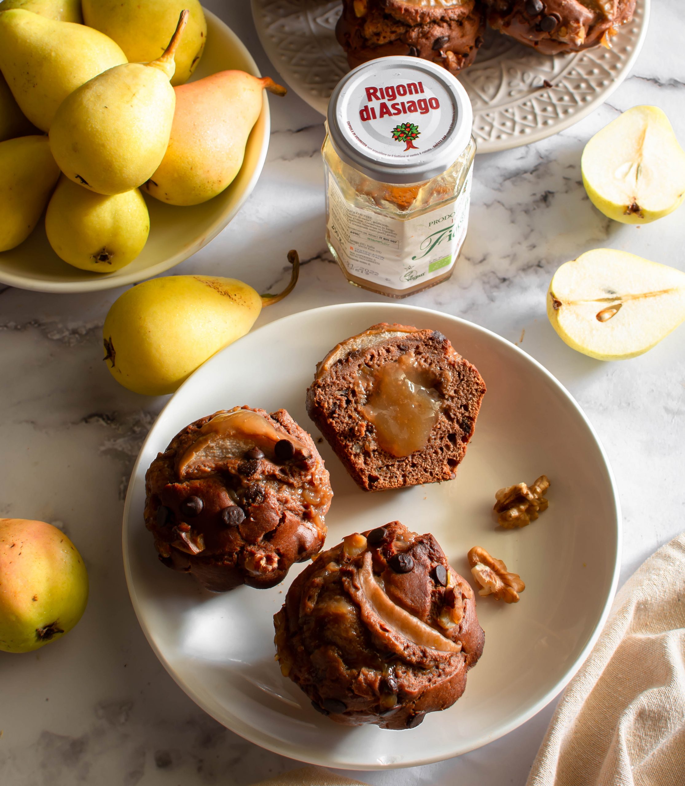 Muffin al cacao con ricotta e pere