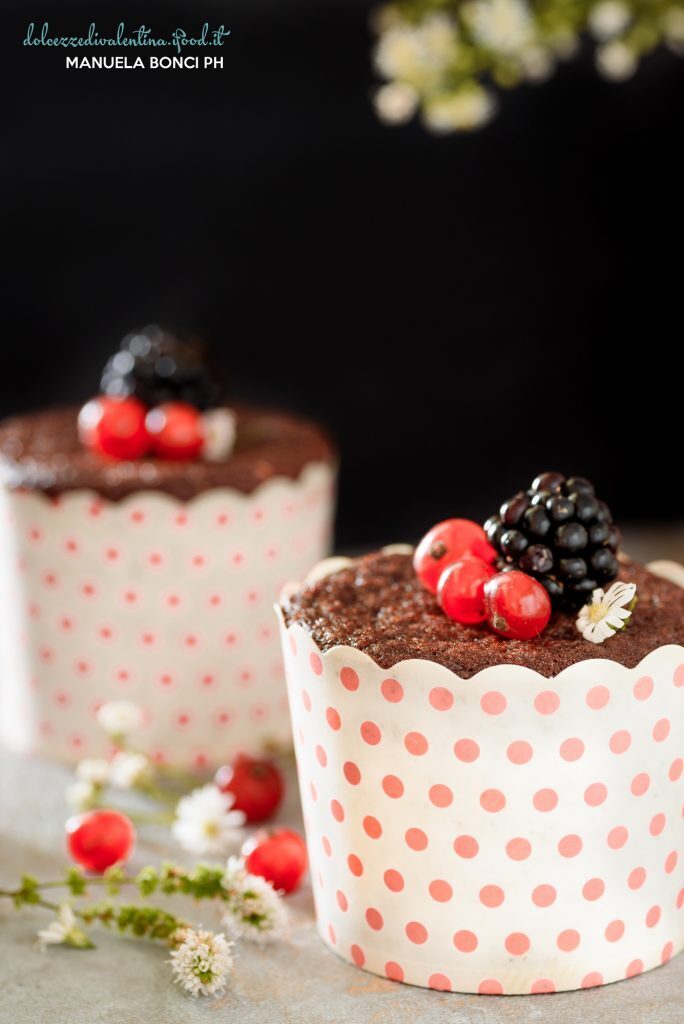 Muffin al cacao e frutti rossi