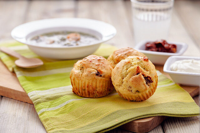 Muffin con parmigiano e pomodori secchi