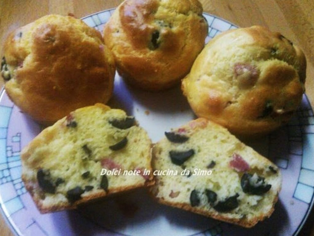 Muffin salati con pancetta e olive