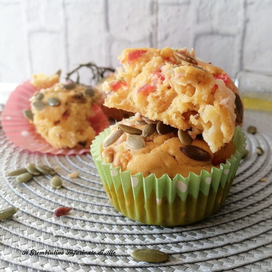 Muffin salati scamorza, olive nere e pomodorini