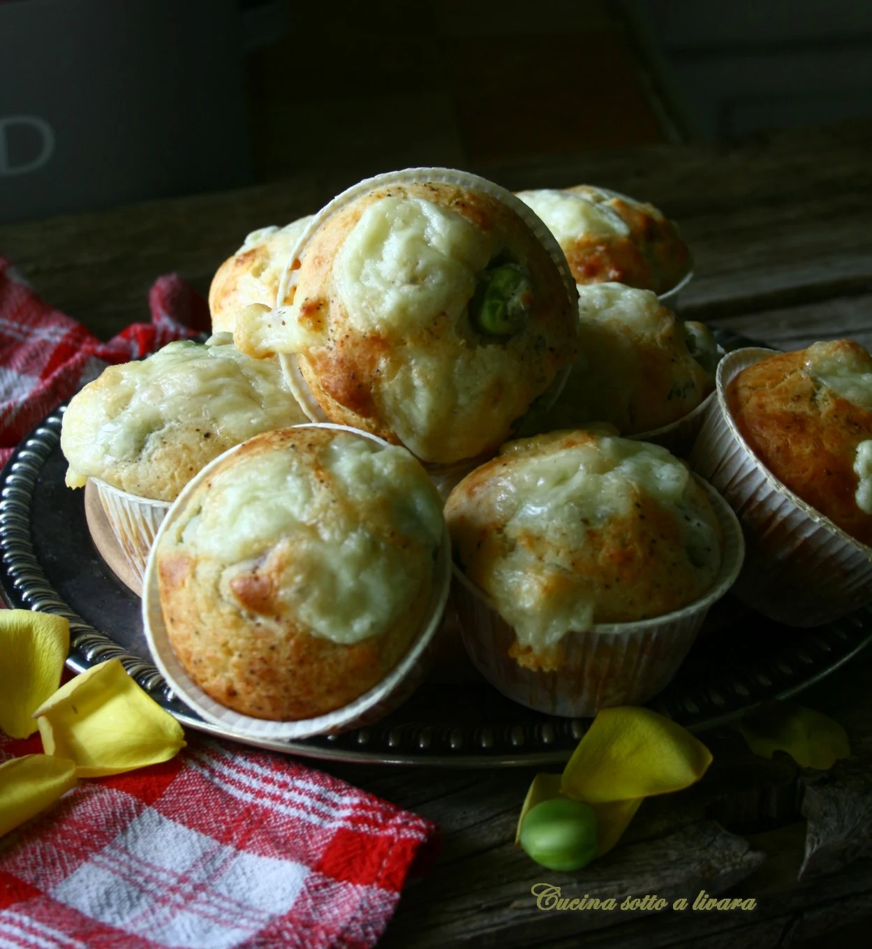 Muffins salati con fave , pecorino e prosciutto