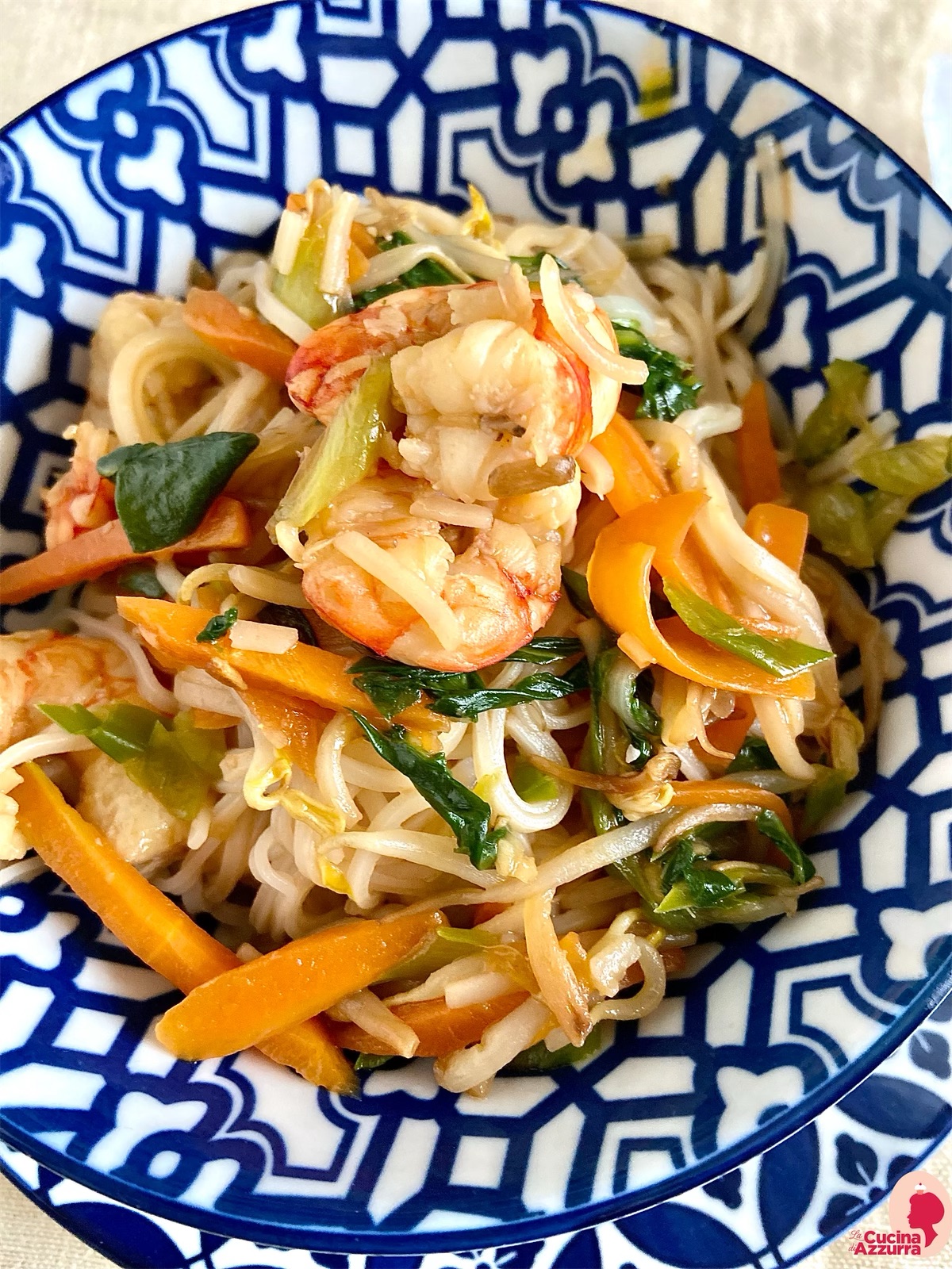 Noodles di riso con gamberoni, pac choi e salsa d’ostriche