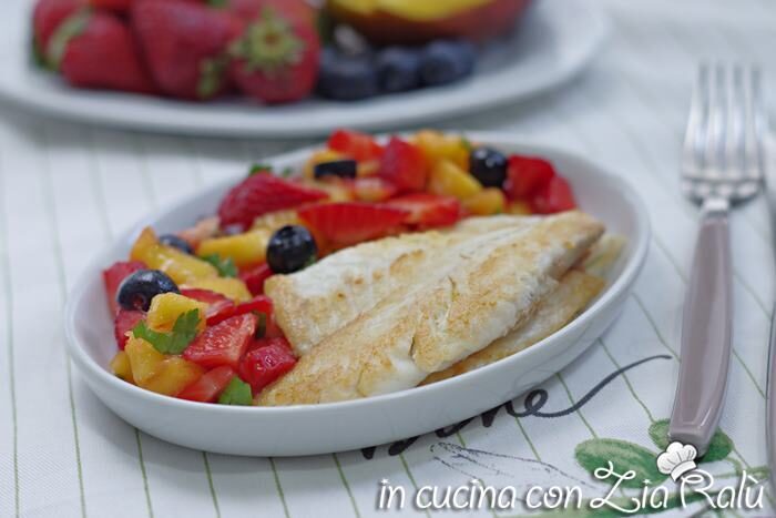 Orata con fragole mango e mirtilli