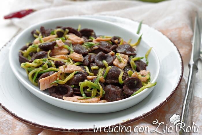 Orecchiette al cacao zucchine e salmone