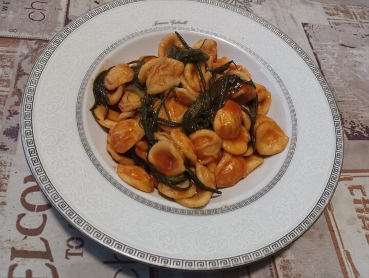 Orecchiette al pomodoro con agretti