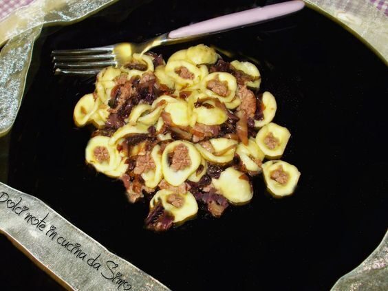 Orecchiette con radicchio e salciccia