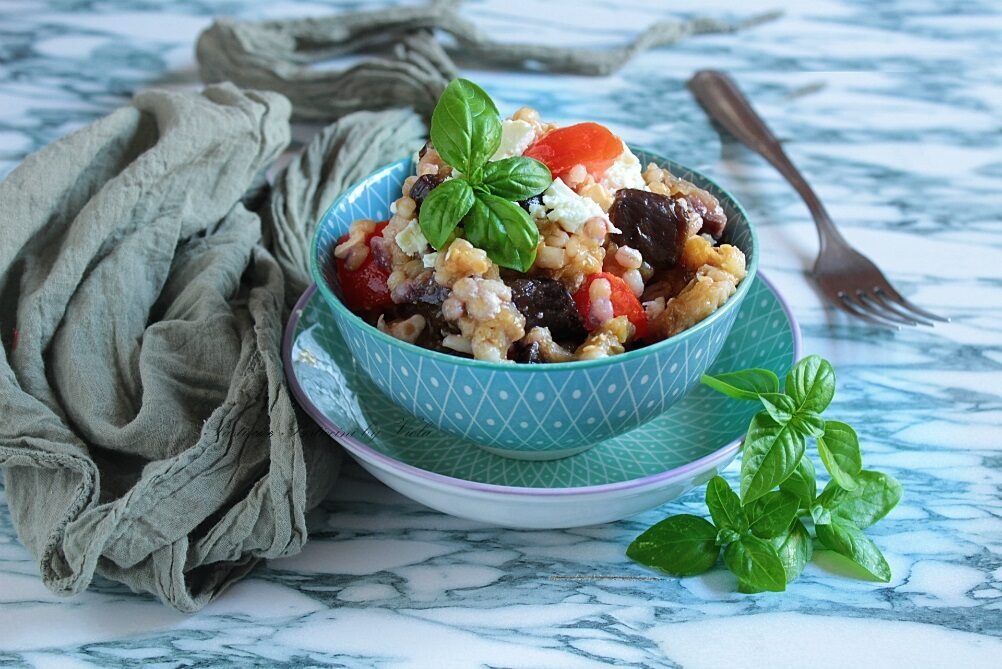 Orzo con melanzane e feta in insalata