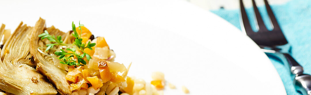 Orzo e lenticchie beluga con carote e carciofi