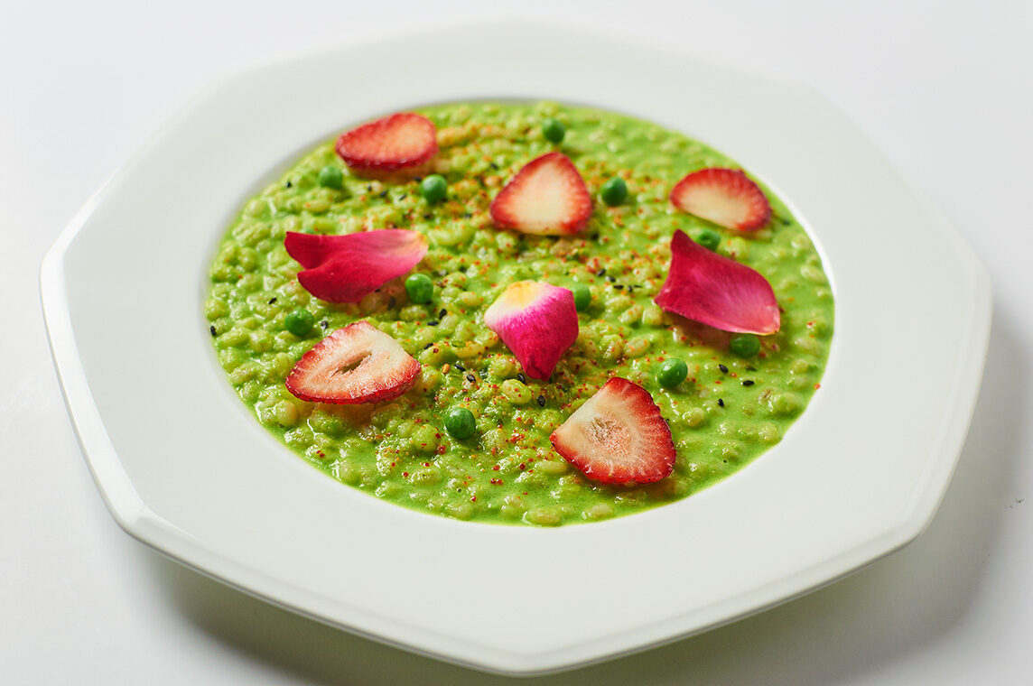 Orzotto ai piselli, fragole e shichimi