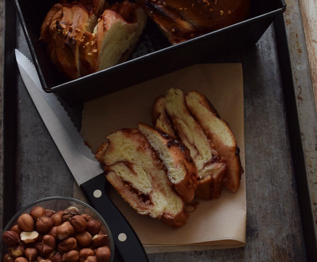 Pain brioche al ribes e nocciole